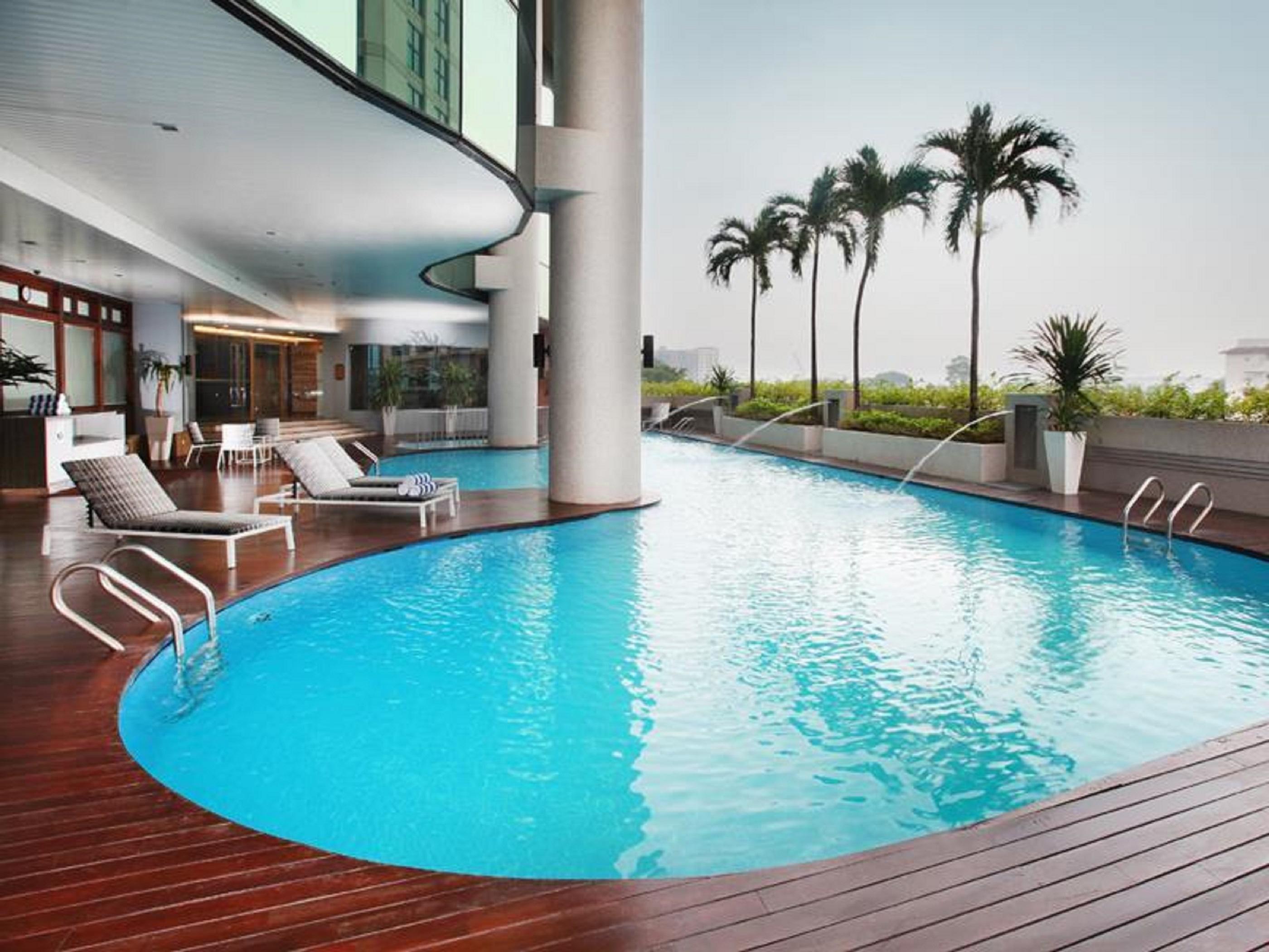 Отель Dorsett Куала-Лумпур Экстерьер фото The swimming pool at the 39th floor