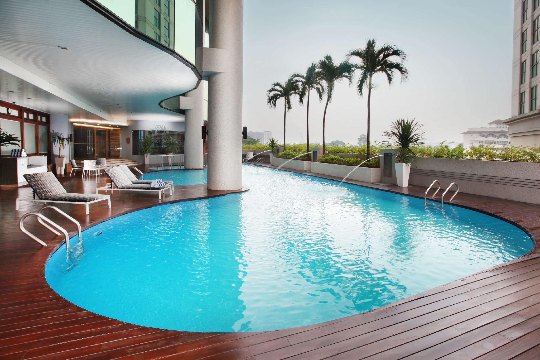 Отель Dorsett Куала-Лумпур Экстерьер фото The swimming pool at the hotel