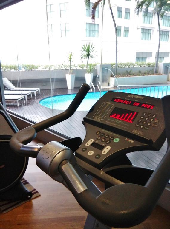 Отель Dorsett Куала-Лумпур Экстерьер фото A treadmill console