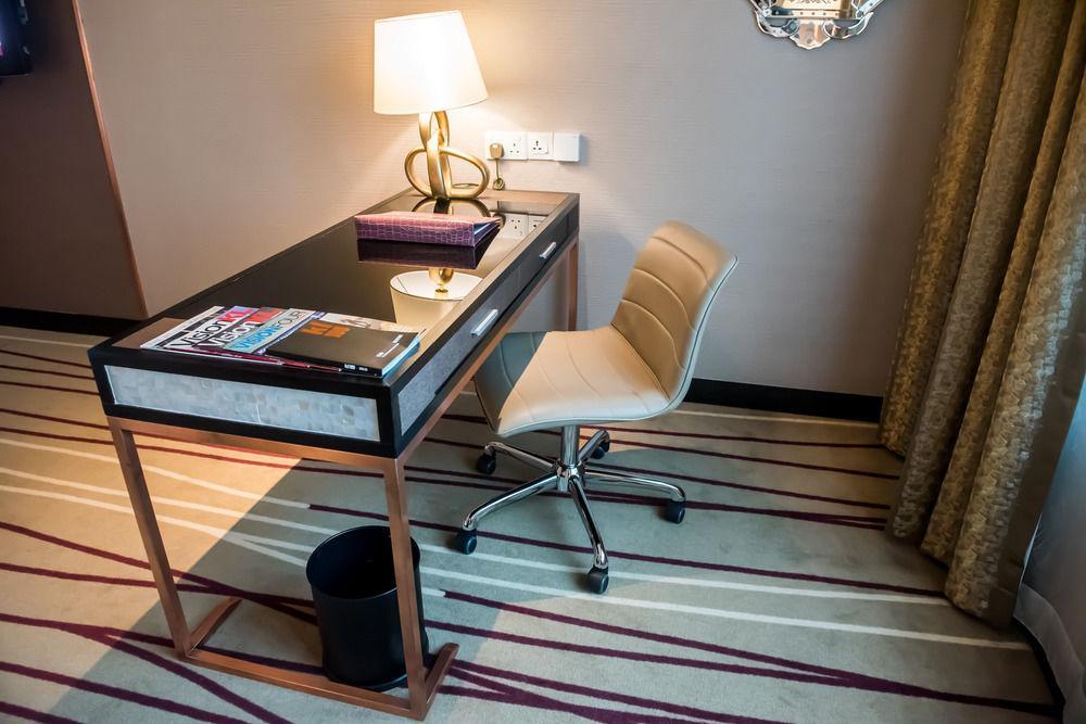 Отель Dorsett Куала-Лумпур Экстерьер фото A writing desk in a hotel room